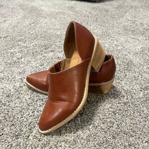 Cynthia Rowley Brown clogs with Sleek Design